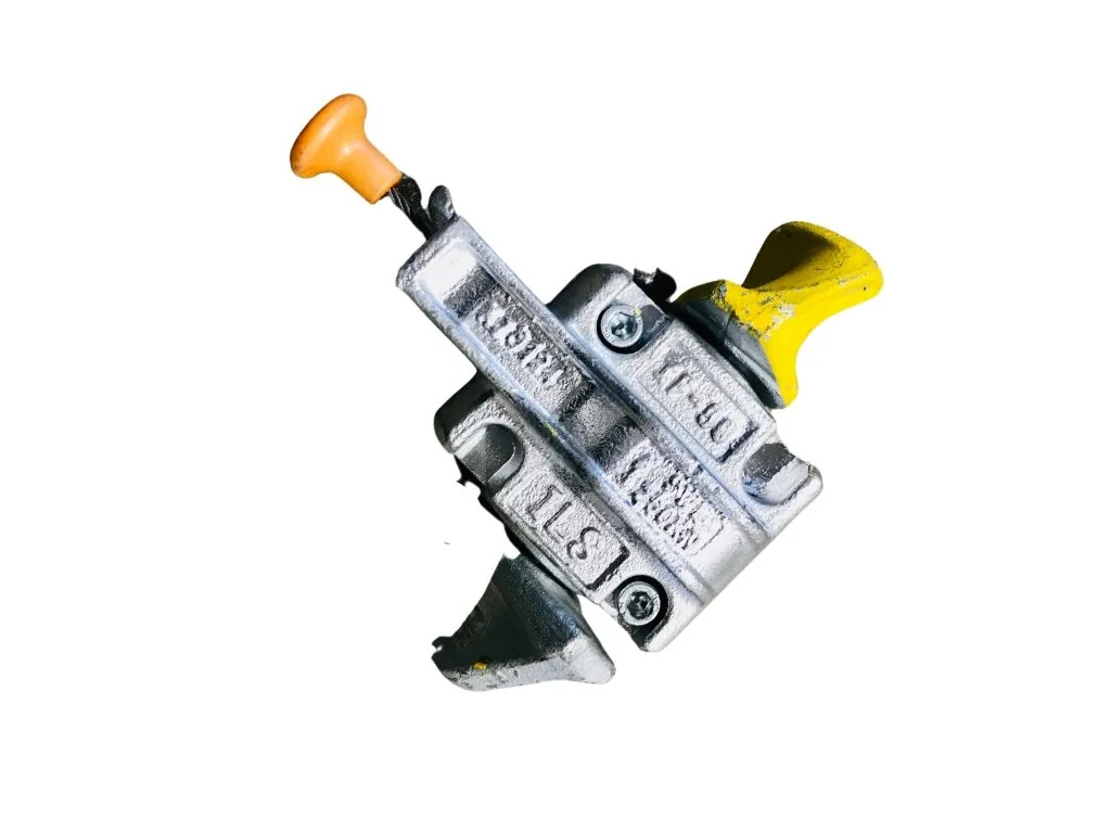 Semi-automatic twistlock